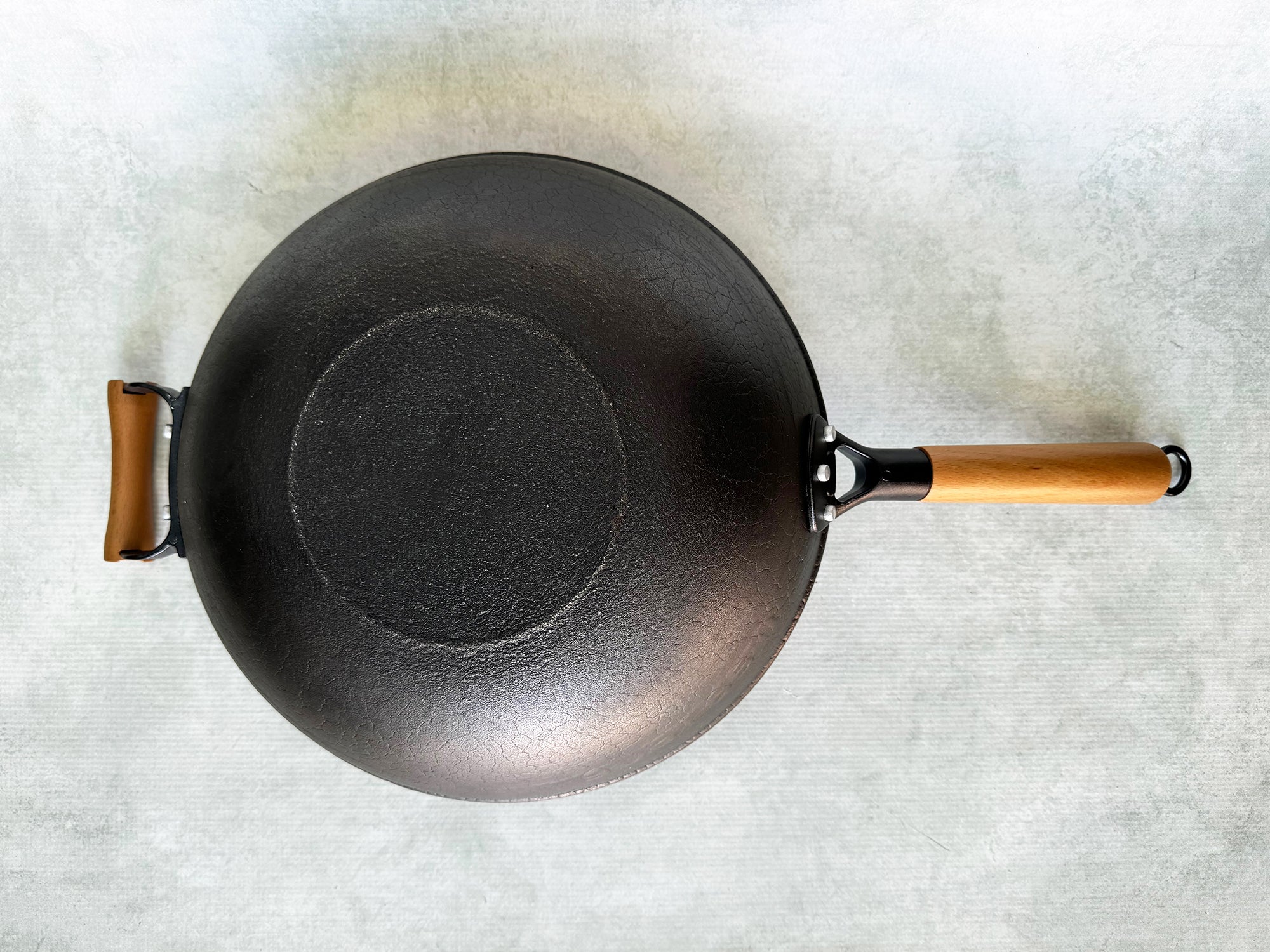 Lightweight 13.5-Inch Flat-Bottom Cast Iron Wok With Glass Lid