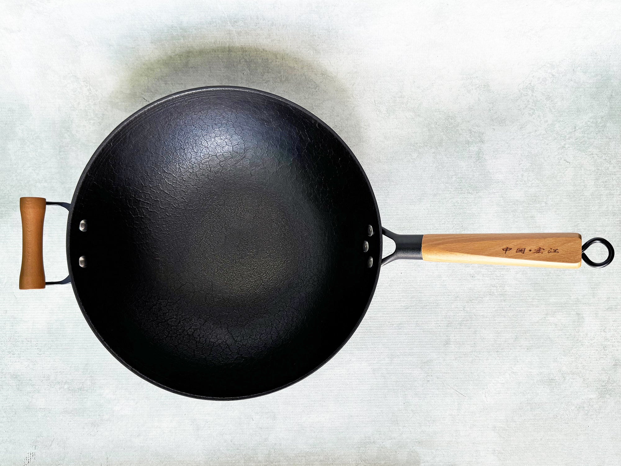 Lightweight 13.5-Inch Flat-Bottom Cast Iron Wok With Glass Lid
