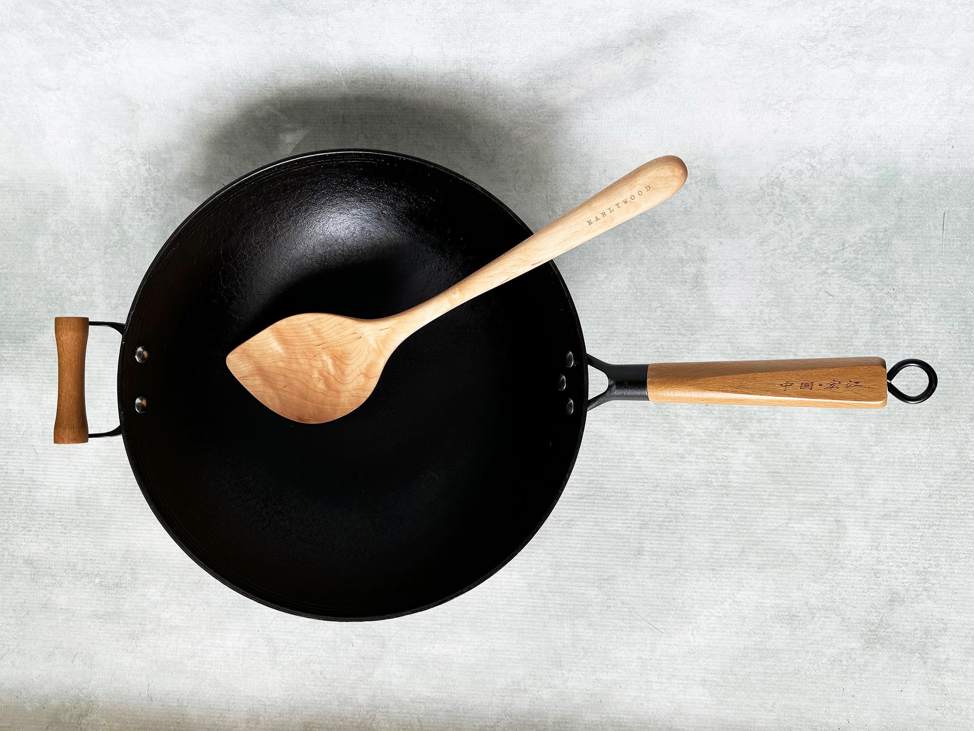 Lightweight 14.5-Inch Flat-Bottom Cast Iron Wok With Glass Lid