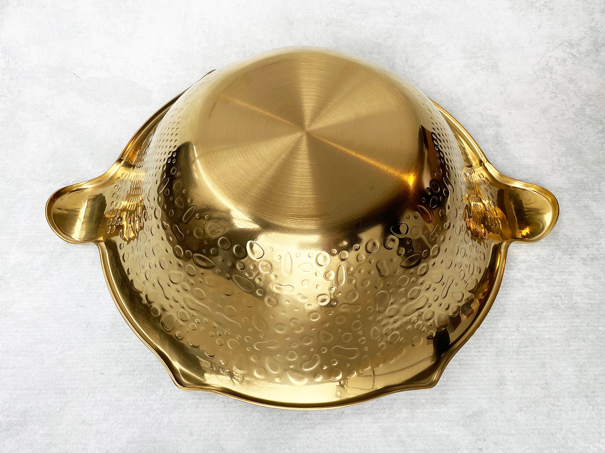 Upside-down hot pot showing a flat bottom and outward-sloping bowl. 